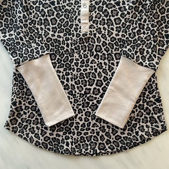 NWT Splendid Women’s Thermal Waffle Knit Henley Leopard Print Black Cream XS L - Picture 6 of 7